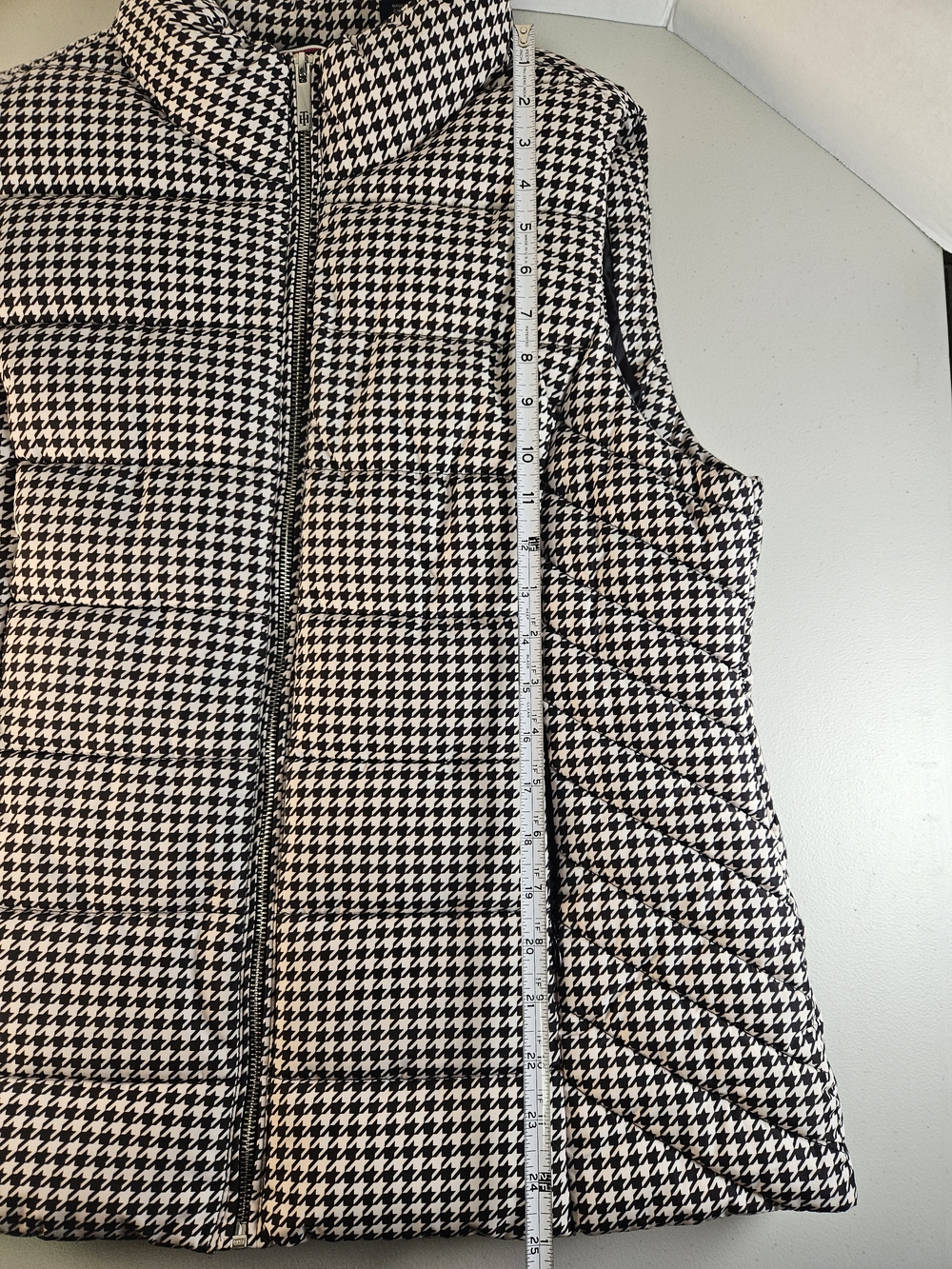 Tommy Hilfiger Black and White Houndstooth Quilted Puffer Vest Like New - Picture 6 of 13